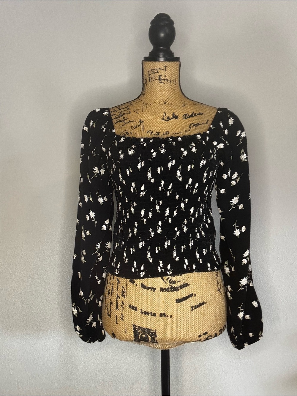 American Eagle Outfitters Black White Floral Smocked Long-Sleeve Top